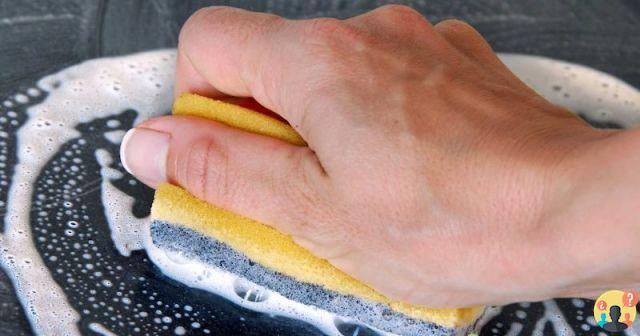 ¿Cómo usas la esponja para lavar los platos?
