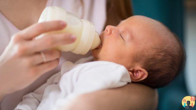 ¿Cómo dar biberones a un bebé amamantado?