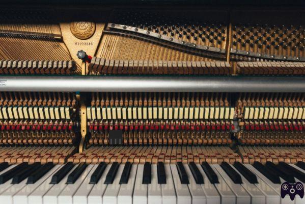 ¿Cuántas cuerdas tiene un piano vertical?