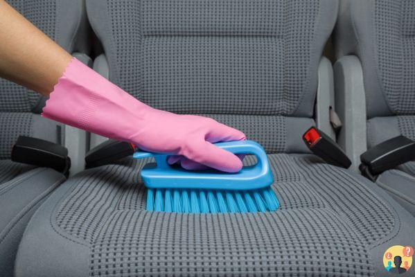 ¿Quieres quitar las manchas de los asientos de coche de tela?