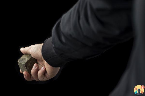 ¿Qué significa tirar la piedra y luego retirar la mano?