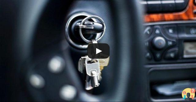 ¿Cómo recuperar las llaves encerradas en el coche?