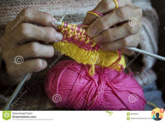 ¿Cómo se sujetan las agujas de tejer?