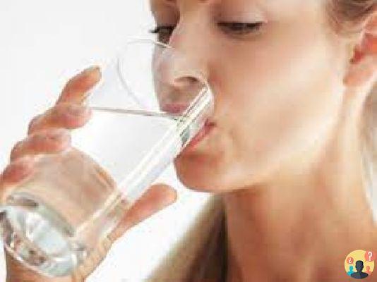¿Cuánta agua beber para desinflamar?