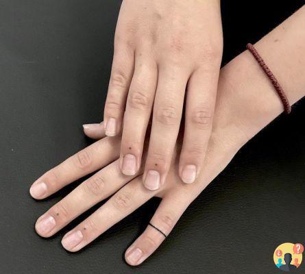 ¿Qué significan los puntos tatuados en los dedos?