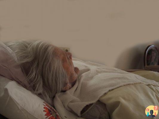 ¿Anciana postrada en cama que siempre duerme?
