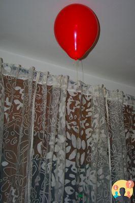 ¿Por qué un globo lleno de helio se eleva en el aire?