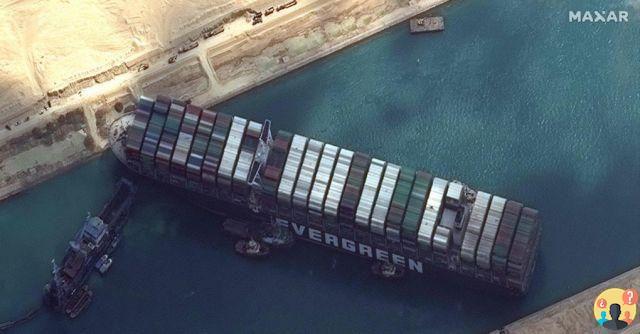 ¿Qué transporta el barco varado en el canal de Suez?