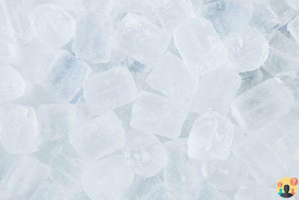 ¿Cómo hacer cubitos de hielo sin moldes?