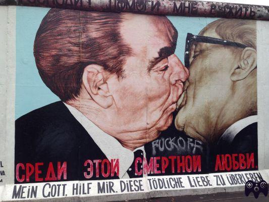 ¿Quiénes son los dos besándose en el muro de Berlín?