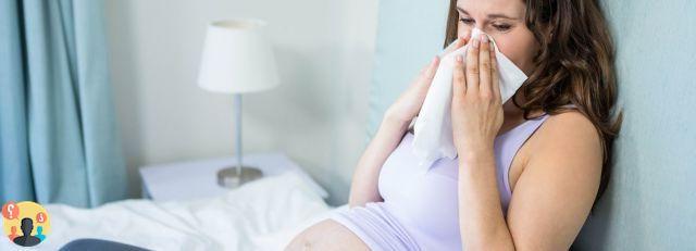 ¿Estornudar en el embarazo es malo para el feto?