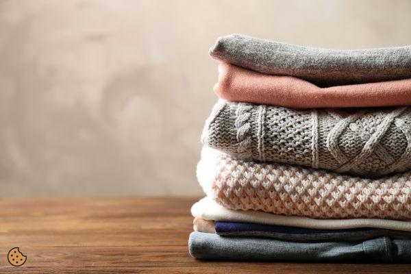 ¿Cómo estirar un suéter de lana estrecho?