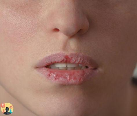 ¿Qué significa morderse los labios?
