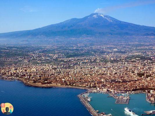 ¿Qué es la ciudad que se extiende al pie del Etna?