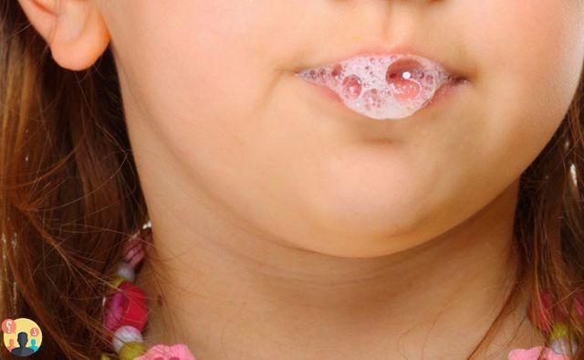 ¿Qué enzima presente en la saliva?