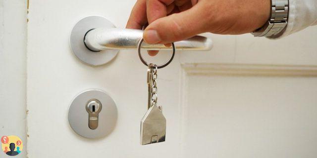 ¿Cómo abrir una puerta con las llaves insertadas?