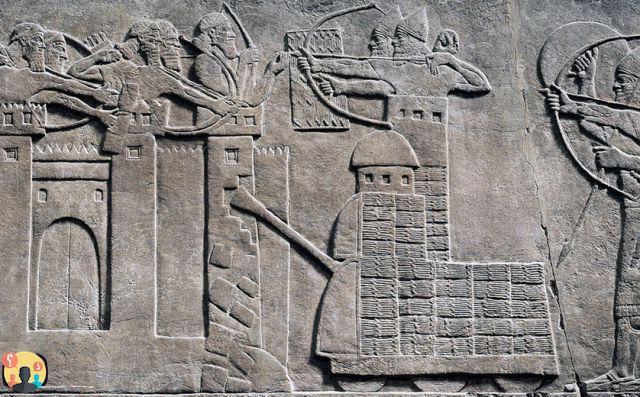 ¿Qué armas de guerra usaban los guerreros asirios?