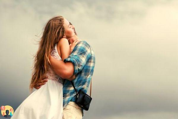 ¿Qué significa cuando sueñas con una persona abrazándote?