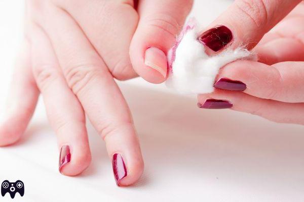 ¿Cómo es quitar el esmalte de uñas sin acetona?